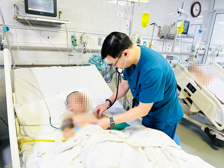Cứu sống bé trai 6 tuổi bị cọc rào sắt đâm xuyên thấu vùng bụng - tầng sinh môn - Ảnh 1.