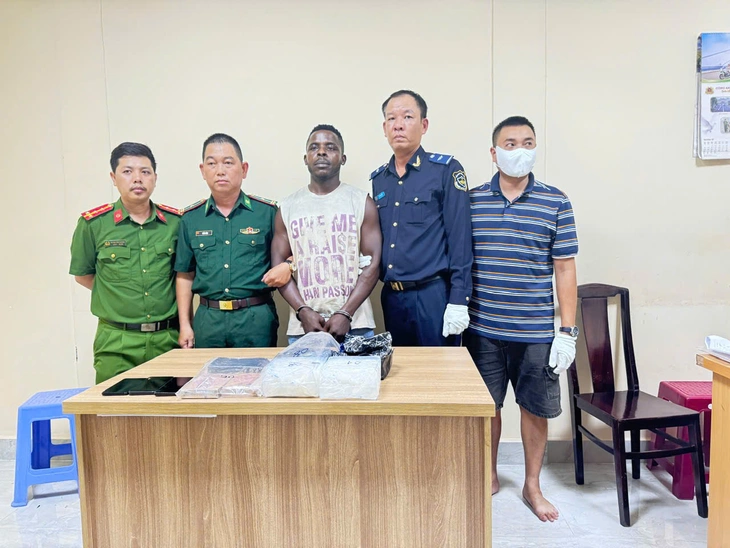 Người đàn ông Nigeria nhận 2kg ma túy đá, 2 bánh heroin để đưa từ TP.HCM ra Hà Nội - Ảnh 1.