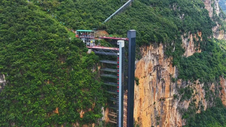Trung Quốc lắp thang máy cao 288m giữa vách núi để đưa trẻ em đến trường - Ảnh 1.