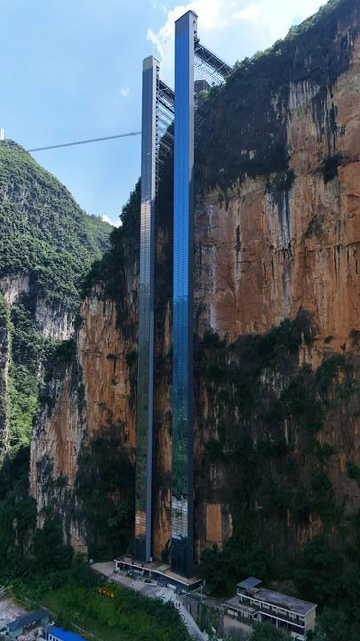Trung Quốc lắp thang máy cao 288m giữa vách núi để đưa trẻ em đến trường - Ảnh 2.