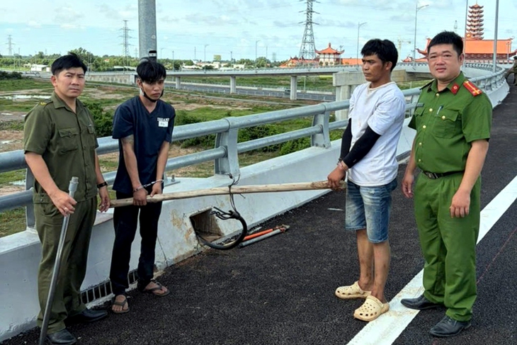 Bắt giữ hai thanh niên cắt dây điện trên cao tốc, lấy đồng bán phế liệu - Ảnh 1.