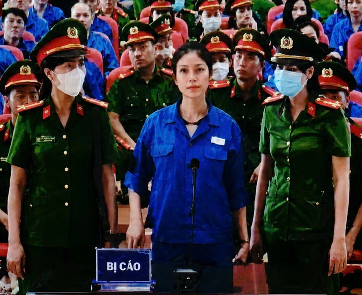 Hình ảnh ca sĩ Chi Dân, 'cô tiên từ thiện' Trúc Phương sau hơn 20 tháng bị tạm giam - Ảnh 2.