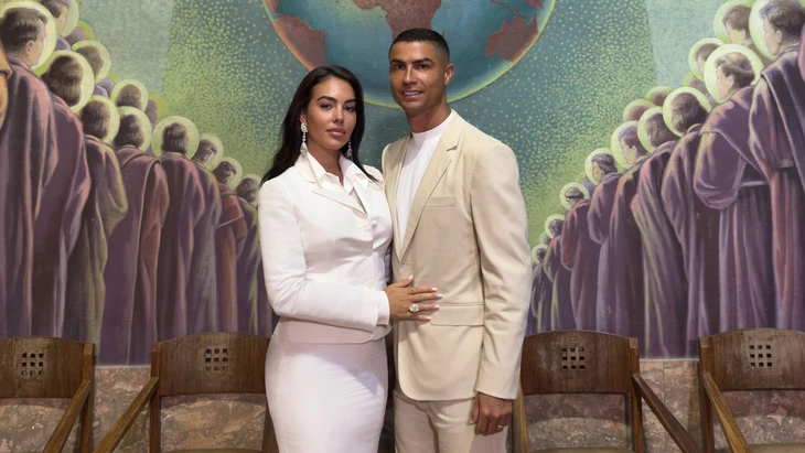 Đằng sau cặp nhẫn cưới vàng cổ điển của vợ chồng Ronaldo - Ảnh 1.