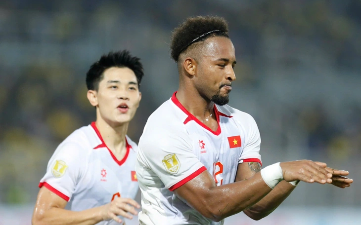 HLV từng gây hấn với Messi bị... vợ đánh ngất xỉu - Ảnh 2.