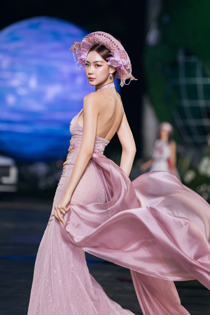 111 người đẹp Miss World 2026 diễn thời trang bên bờ biển Đồ Sơn, Bảo Ngọc tỏa sáng - Ảnh 6.