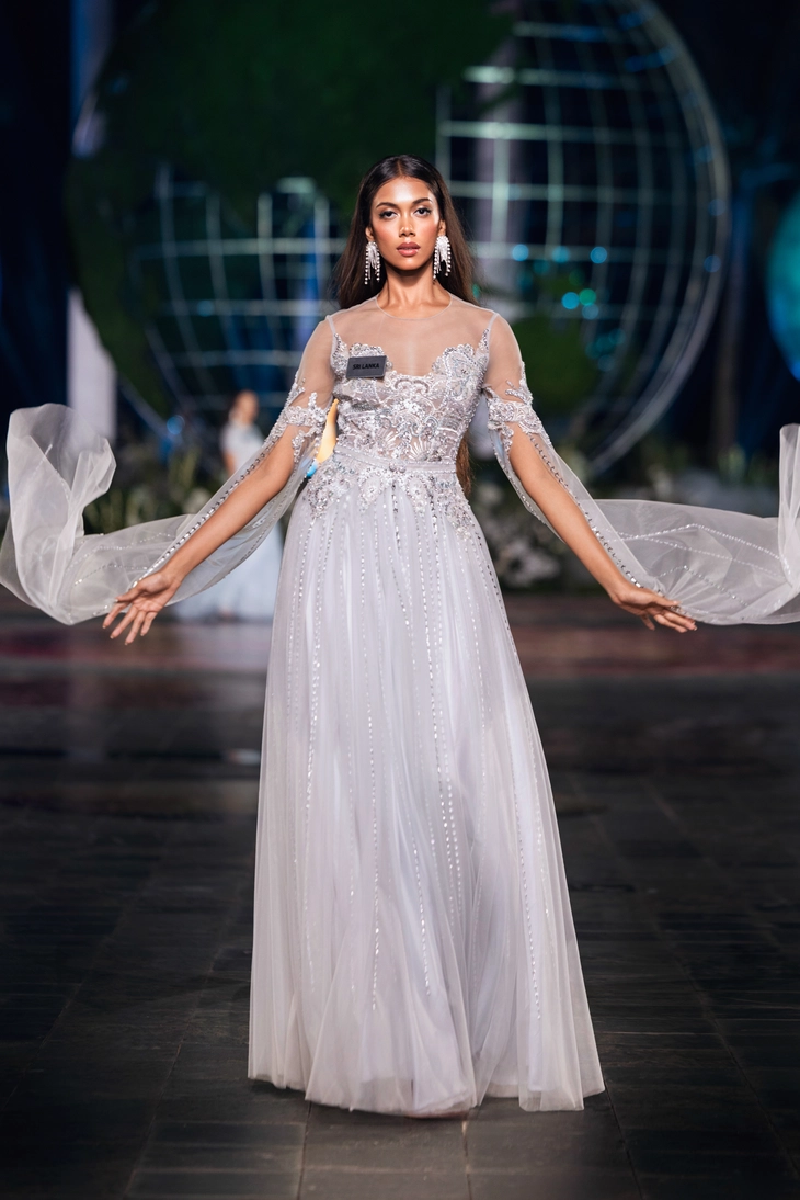 111 người đẹp Miss World 2026 diễn thời trang bên bờ biển Đồ Sơn, Bảo Ngọc tỏa sáng - Ảnh 5.