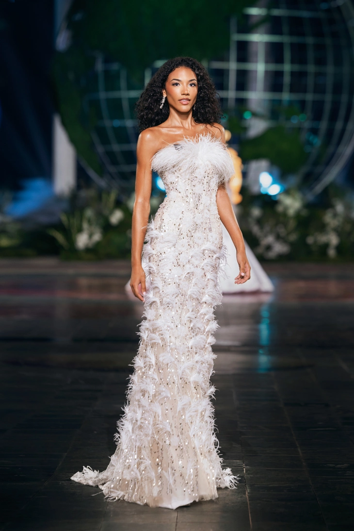111 người đẹp Miss World 2026 diễn thời trang bên bờ biển Đồ Sơn, Bảo Ngọc tỏa sáng - Ảnh 2.