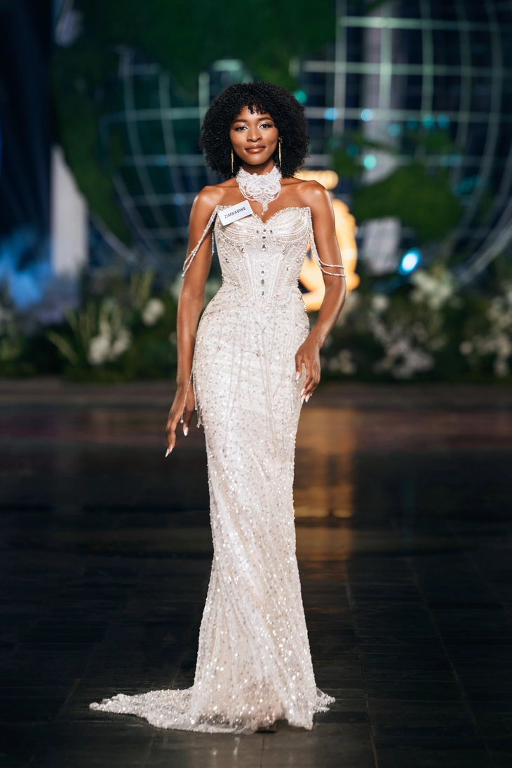 111 người đẹp Miss World 2026 diễn thời trang bên bờ biển Đồ Sơn, Bảo Ngọc tỏa sáng - Ảnh 3.
