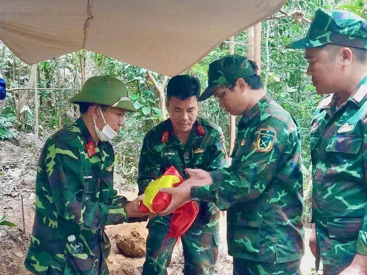 Đi tìm mật ong, phát hiện ụ đá giúp tìm hài cốt liệt sĩ - Ảnh 4.
