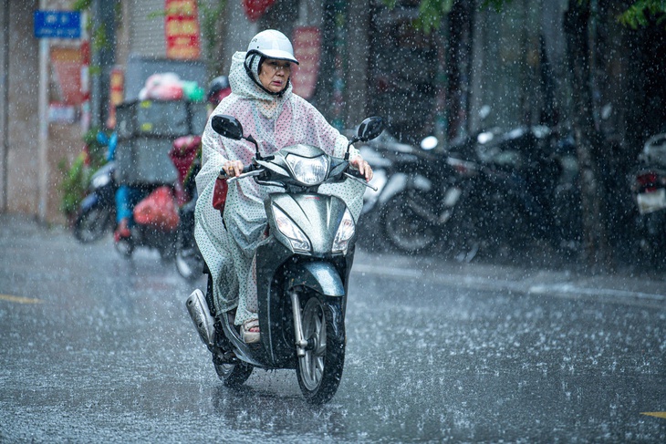 Thời tiết hôm nay 19-8: Đất liền mưa to, Biển Đông áp thấp nhiệt đới - Ảnh 1.
