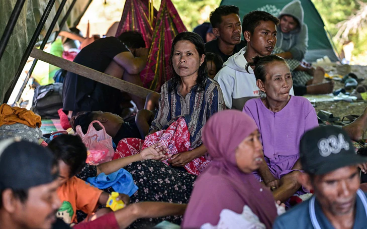 Indonesia rải 8 tấn muối để dập cháy rừng - Ảnh 2.