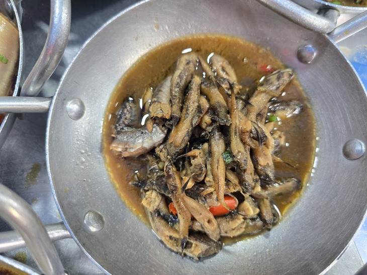 Quầy bán thức ăn sẵn tại chợ Bình Thới gợi nhớ kỷ niệm chơi bán đồ hàng tuổi thơ - Ảnh 6.