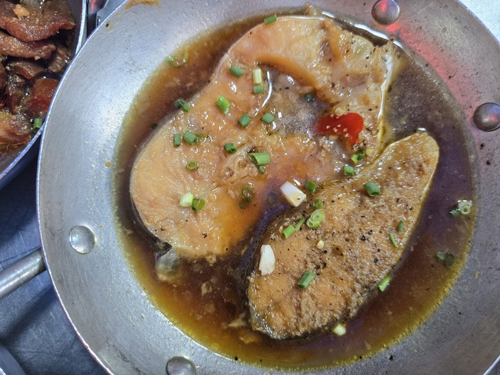 Quầy bán thức ăn sẵn tại chợ Bình Thới gợi nhớ kỷ niệm chơi bán đồ hàng tuổi thơ - Ảnh 9.