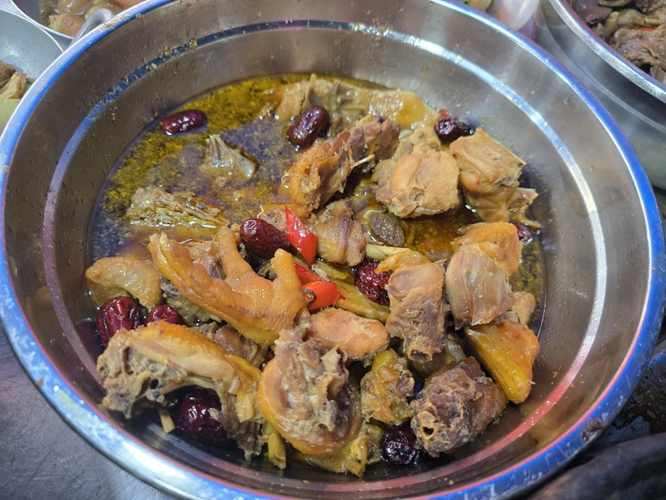 Quầy bán thức ăn sẵn tại chợ Bình Thới gợi nhớ kỷ niệm chơi bán đồ hàng tuổi thơ - Ảnh 8.
