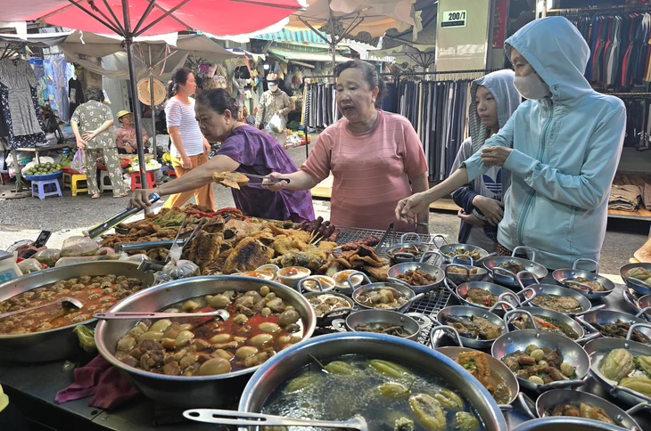 Quầy bán thức ăn sẵn tại chợ Bình Thới gợi nhớ kỷ niệm chơi bán đồ hàng tuổi thơ - Ảnh 2.