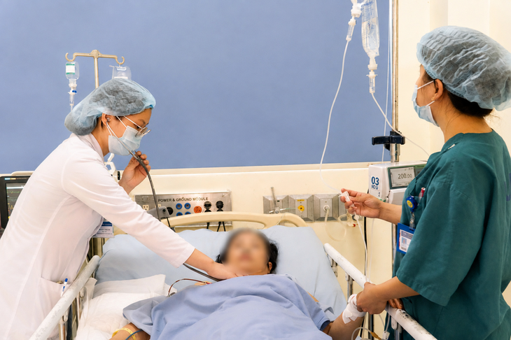 Làm việc giữa nắng, người phụ nữ sốc nhiệt suýt mất mạng - Ảnh 1.