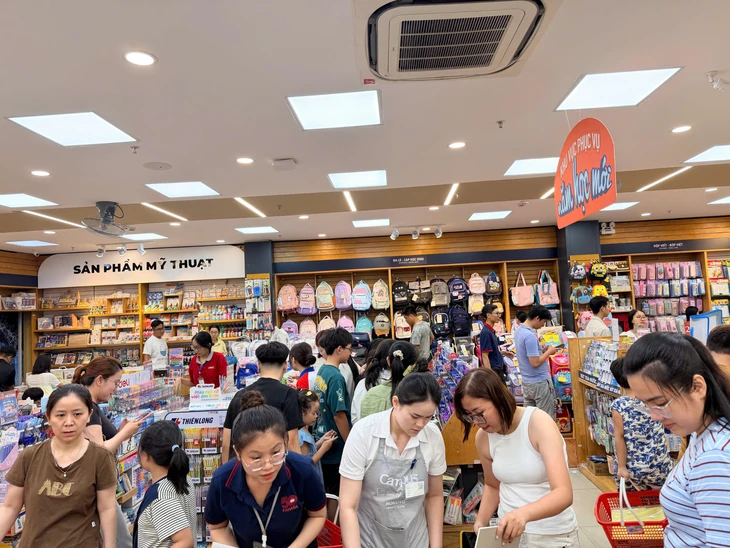 Phụ huynh đi chục nhà sách chưa mua đủ bộ sách giáo khoa, NXB Giáo Dục nói gì? - Ảnh 2.