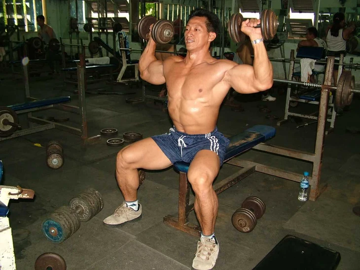 Huyền thoại Lý Đức bị dân mạng vào tận nhà 'dạy tập tạ' - Ảnh 2.
