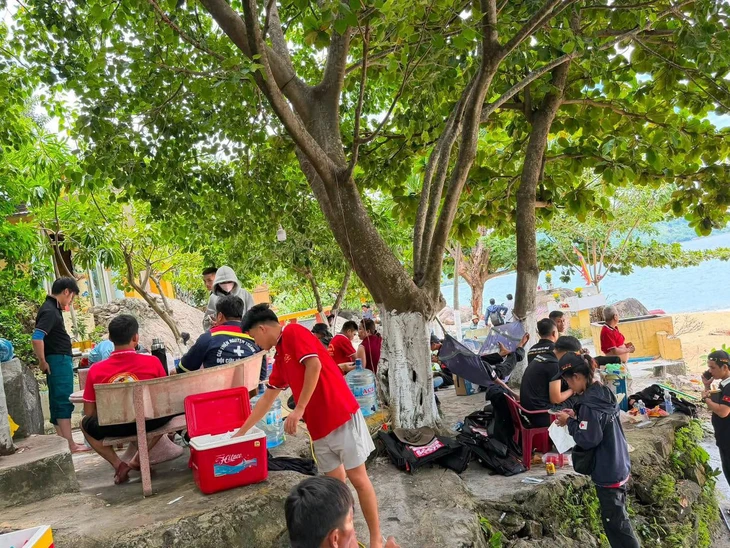 Đứt ruột thương người mẹ tìm con ở Mũi Nghê, chủ bếp cơm '0 đồng' nấu cơm tiếp sức đội tìm kiếm - Ảnh 3.