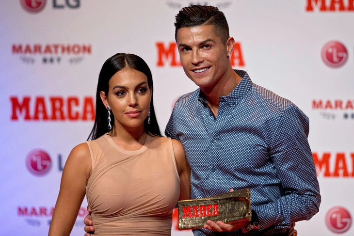 Vợ chồng Ronaldo sẽ làm đám cưới lần hai sau hôn lễ thân mật tại nhà - Ảnh 3.