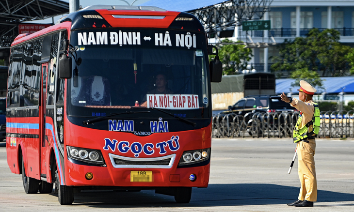 Cục CSGT thông tin số tài xế có bằng lái hạng D, CE bị trừ hết điểm và tước có thời hạn - Ảnh 1.