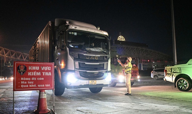 Cục CSGT nói gì trước thông tin doanh nghiệp thiếu hụt tài xế xe đầu kéo, xe khách trên 30 chỗ? - Ảnh 1.