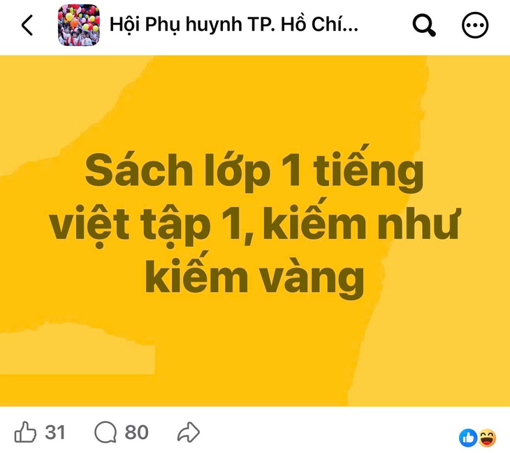 Phụ huynh la làng mua sách giáo khoa như…. 'kiếm vàng' - Ảnh 2.
