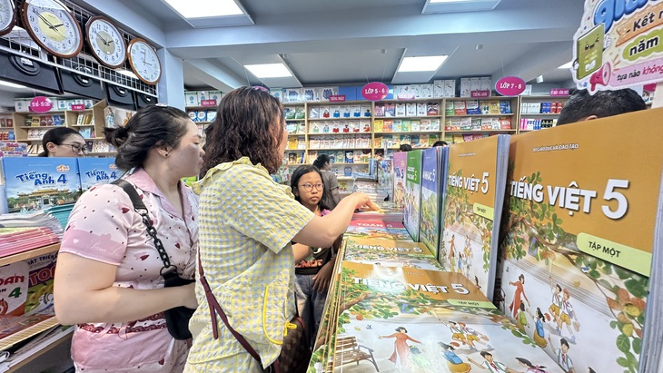 Phụ huynh la làng mua sách giáo khoa như…. 'kiếm vàng' - Ảnh 1.