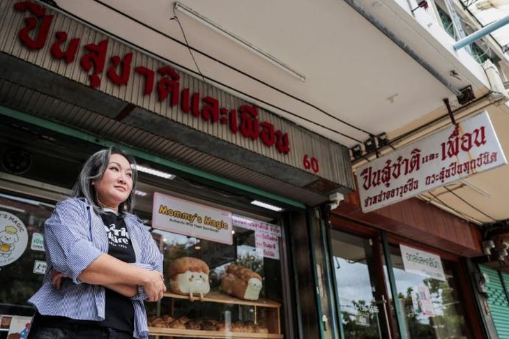 Cửa hàng súng ở Bangkok chuyển sang… bán bánh mì - Ảnh 1.