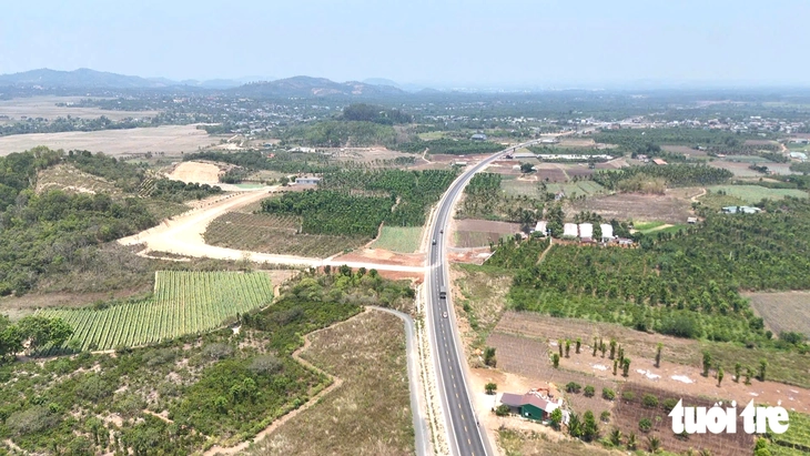 Đắk Lắk tiếp nhận tuyến đường hơn 1.800 tỉ đồng đội vốn, nhiều lần chậm tiến độ - Ảnh 1.