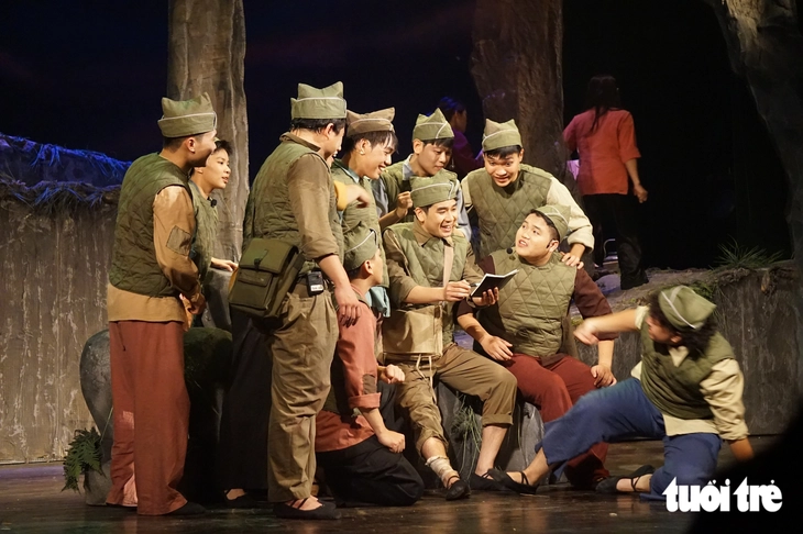 ‘Tuổi thơ dữ dội’ của Phùng Quán lên sân khấu nhạc kịch - Ảnh 1.