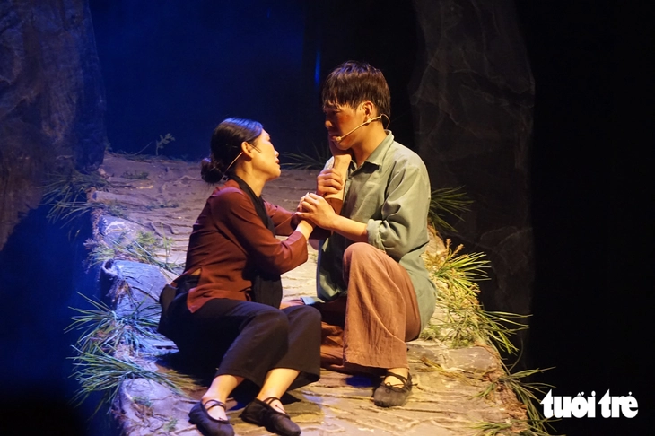 ‘Tuổi thơ dữ dội’ của Phùng Quán lên sân khấu nhạc kịch - Ảnh 3.