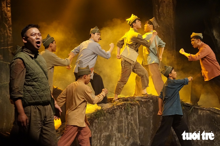 ‘Tuổi thơ dữ dội’ của Phùng Quán lên sân khấu nhạc kịch - Ảnh 4.