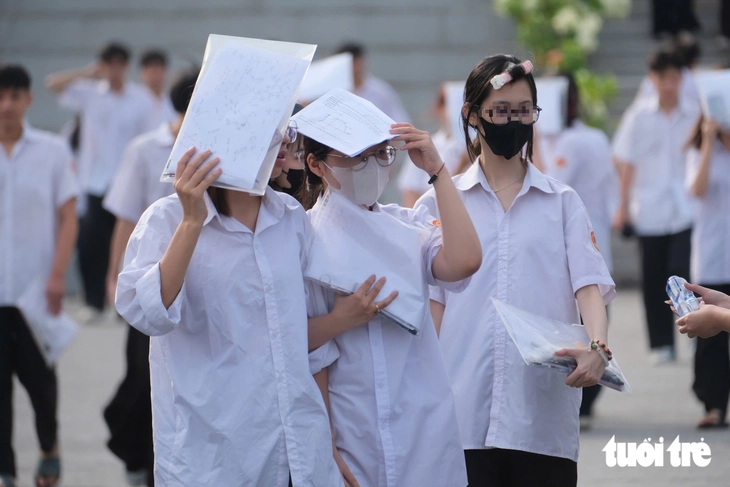 Điểm thi lại chuyên Tuyên Quang 9 môn đều giảm, toán tụt 3,34 điểm, sử giảm 3,76 điểm - Ảnh 1.
