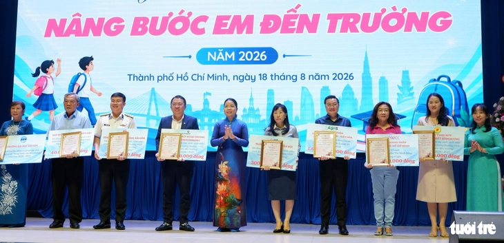 Cả trăm suất học bổng học sinh nghèo cho trẻ mồ côi vì COVID - 19 tại TP . HCM - Ảnh 4.