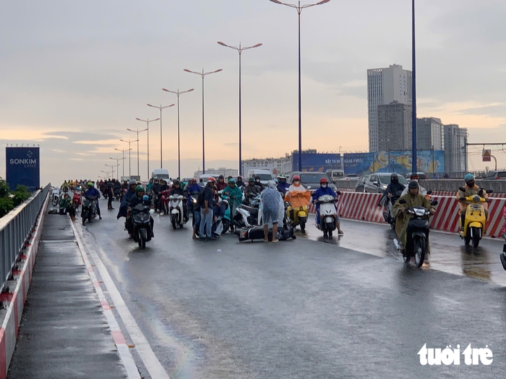 Mưa to gió lớn, nhiều tuyến đường ngập, người dân ngã trên cầu Sài Gòn - Ảnh 1.