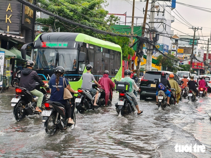 Mưa to gió lớn, nhiều tuyến đường ngập, người dân ngã trên cầu Sài Gòn - Ảnh 4.