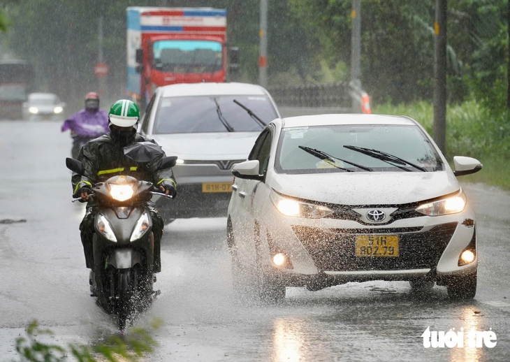 Mưa to gió lớn, nhiều tuyến đường ngập, người dân ngã trên cầu Sài Gòn - Ảnh 5.