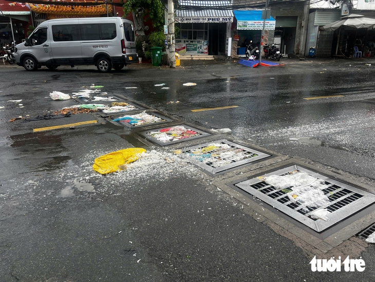 Mưa to gió lớn, nhiều tuyến đường ngập, người dân ngã trên cầu Sài Gòn - Ảnh 6.