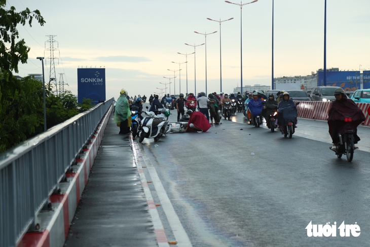 Mưa to gió lớn, nhiều tuyến đường ngập, người dân ngã trên cầu Sài Gòn - Ảnh 2.