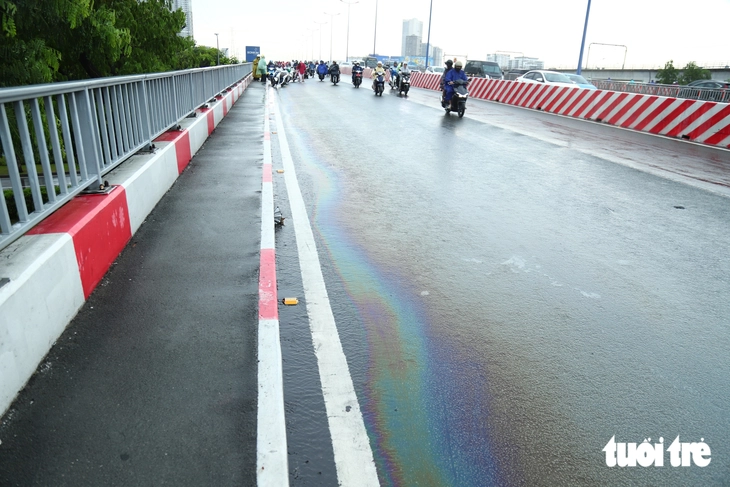 Mưa to gió lớn, nhiều tuyến đường ngập, người dân ngã trên cầu Sài Gòn - Ảnh 3.