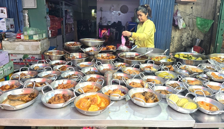 Quầy bán thức ăn sẵn tại chợ Bình Thới gợi nhớ kỷ niệm chơi bán đồ hàng tuổi thơ - Ảnh 3.