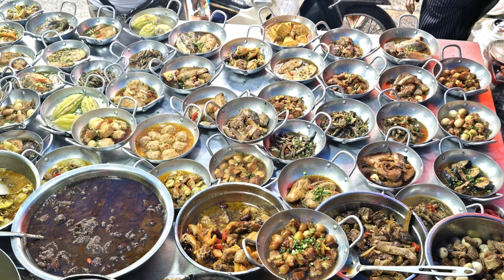 Quầy bán thức ăn sẵn tại chợ Bình Thới gợi nhớ kỷ niệm chơi bán đồ hàng tuổi thơ - Ảnh 1.