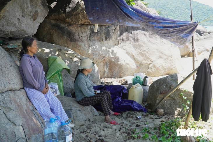 Đứt ruột thương người mẹ tìm con ở Mũi Nghê, chủ bếp cơm '0 đồng' nấu cơm tiếp sức đội tìm kiếm - Ảnh 2.