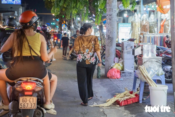 Quán ăn chiếm trọn vỉa hè Cách Mạng Tháng Tám, người đi bộ 'mất đường' - Ảnh 2.