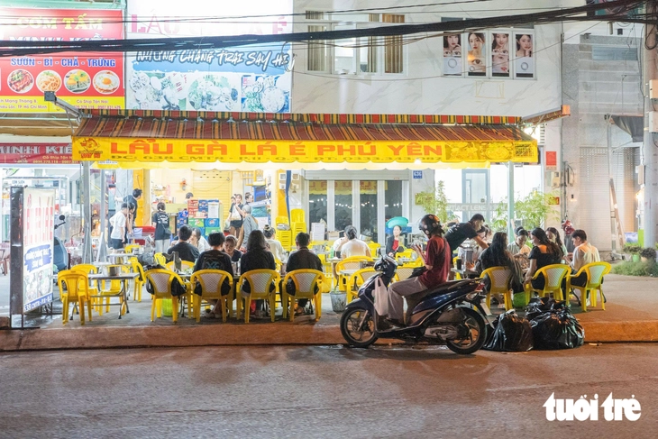 Quán ăn chiếm trọn vỉa hè Cách Mạng Tháng Tám, người đi bộ 'mất đường' - Ảnh 3.