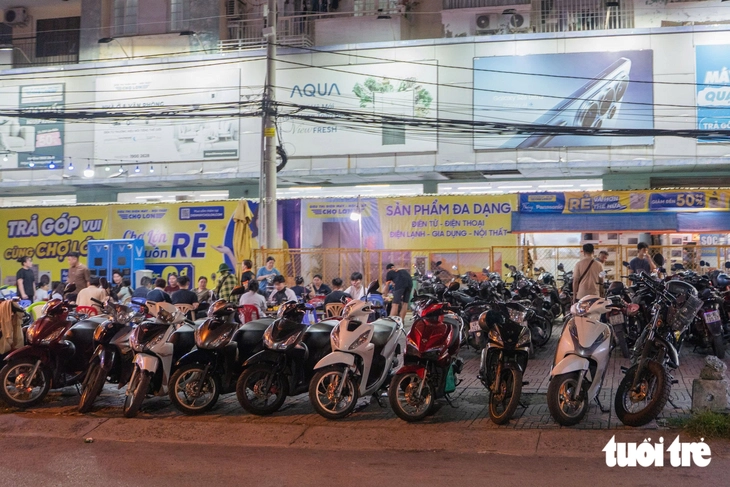 Quán ăn chiếm trọn vỉa hè Cách Mạng Tháng Tám, người đi bộ 'mất đường' - Ảnh 6.