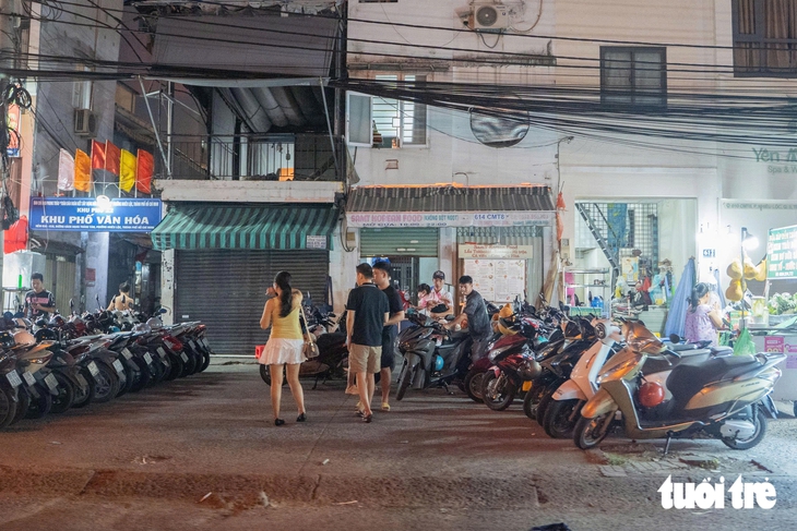 Quán ăn chiếm trọn vỉa hè Cách Mạng Tháng Tám, người đi bộ 'mất đường' - Ảnh 7.