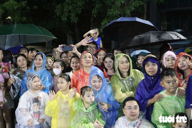 'Biển người' đội mưa xem lễ hội carnival lớn nhất Nghệ An - Ảnh 6.