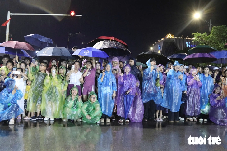 'Biển người' đội mưa xem lễ hội carnival lớn nhất Nghệ An - Ảnh 7.